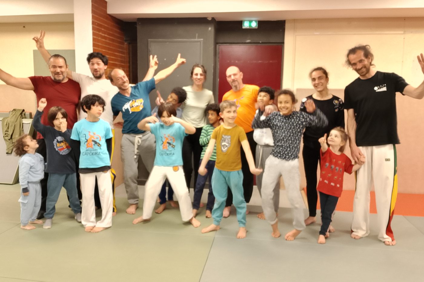 Le groupe de Capoeira Roanne, enfants et adultes réunis sur le tapis à la fin d'un cours