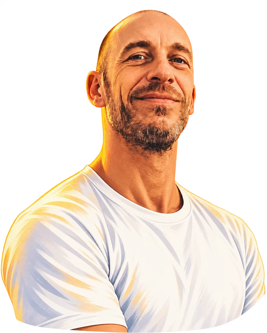 Le professeur Mentalist, souriant, en t-shirt blanc